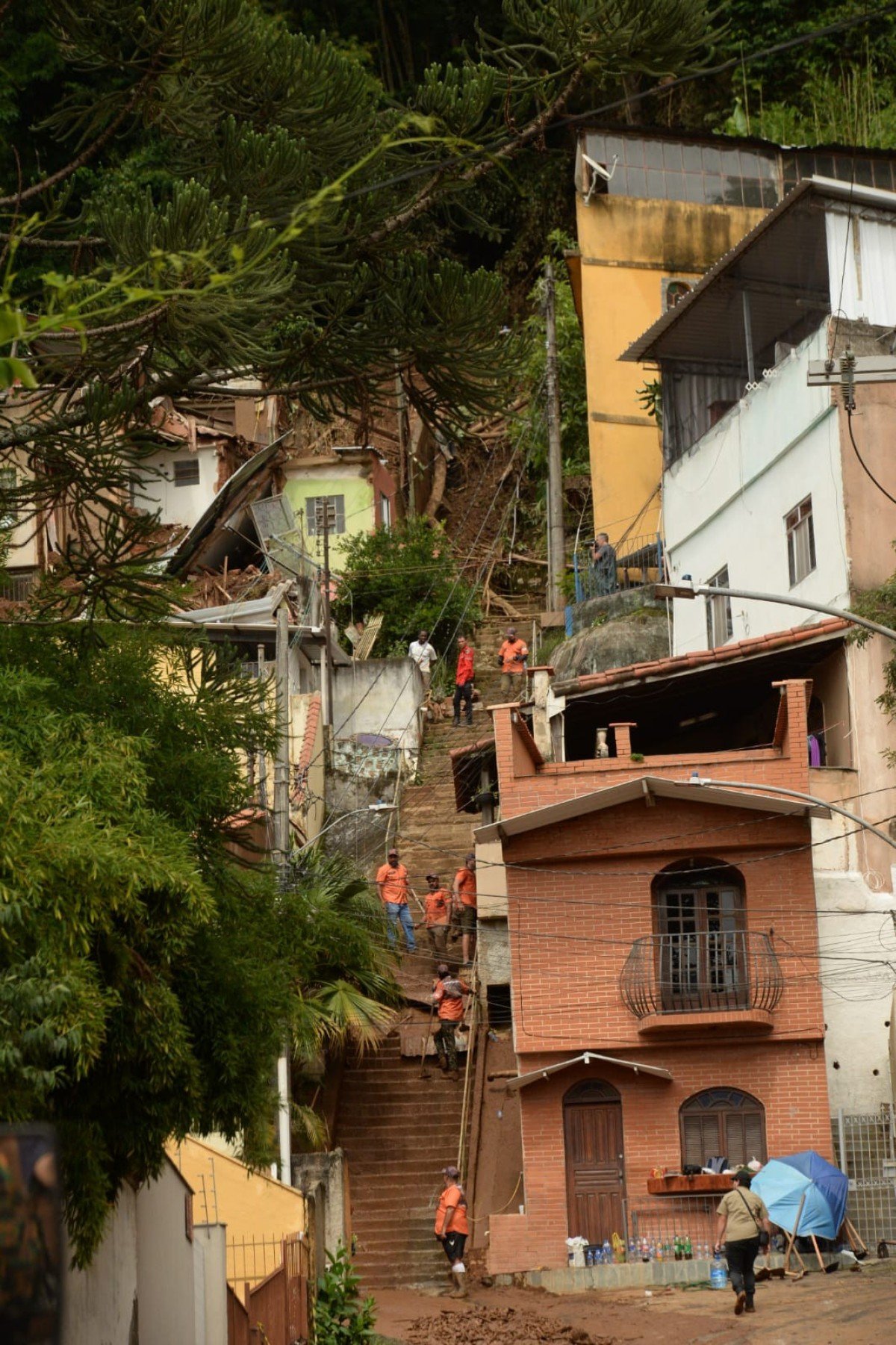 Moradores do Bairro Paineiras recuperam pertences depois de abandonar casas