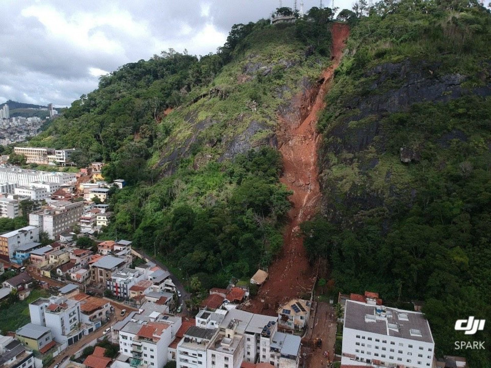 Área foi isolada para garantir segurança durante as operações de resgate