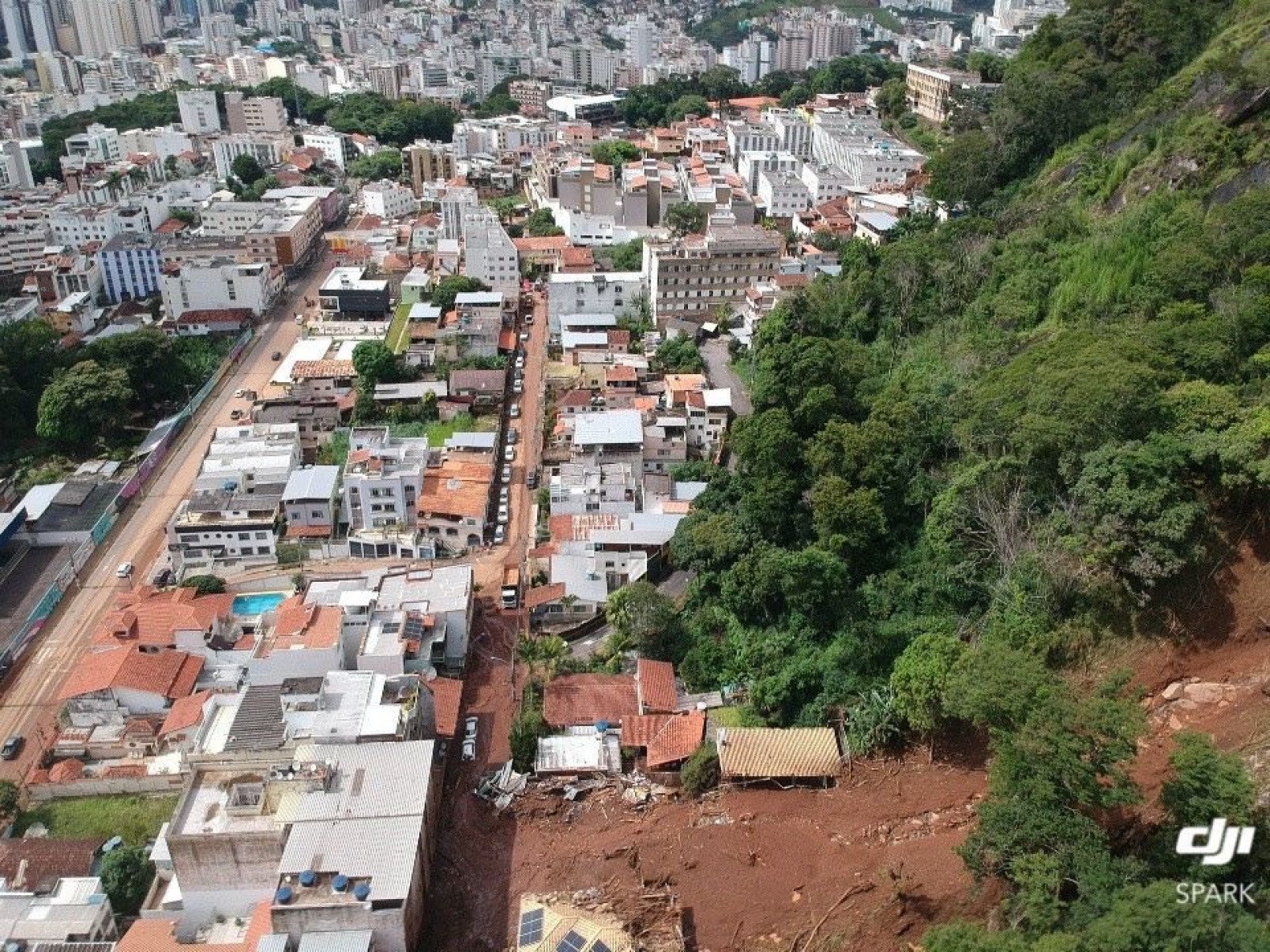 Lama e pedras desceram a encosta do Morro do Cristo e atingem casas no Bairro Paineiras