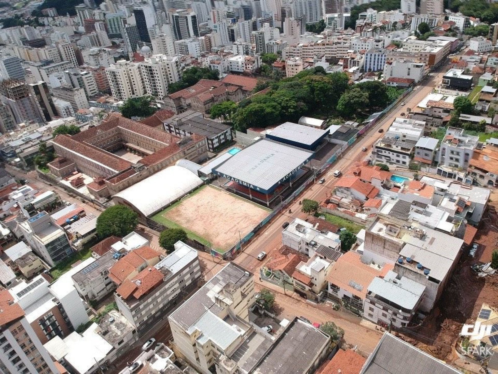 Cerca de 20 imóveis foram afetados pela lama e por árvores arrancadas