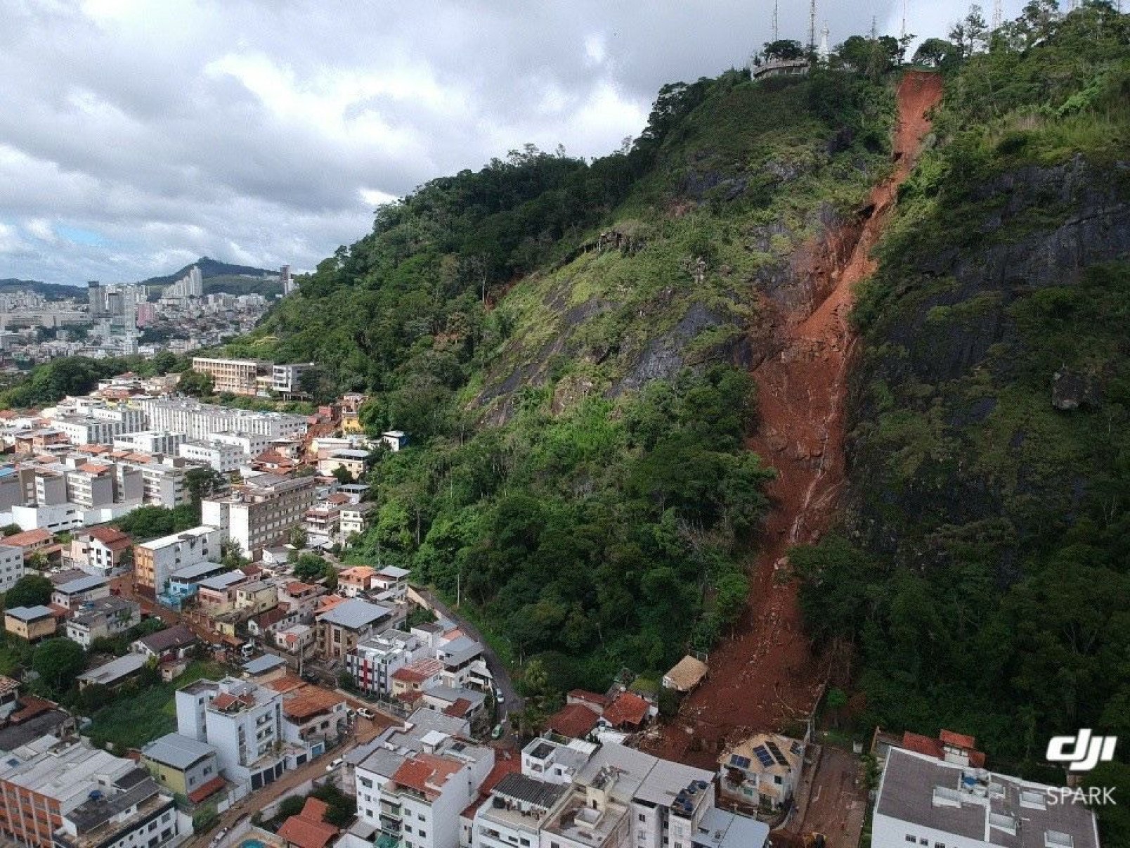 Estrutura de prédio cedeu com a força da terra que deslizou da encosta