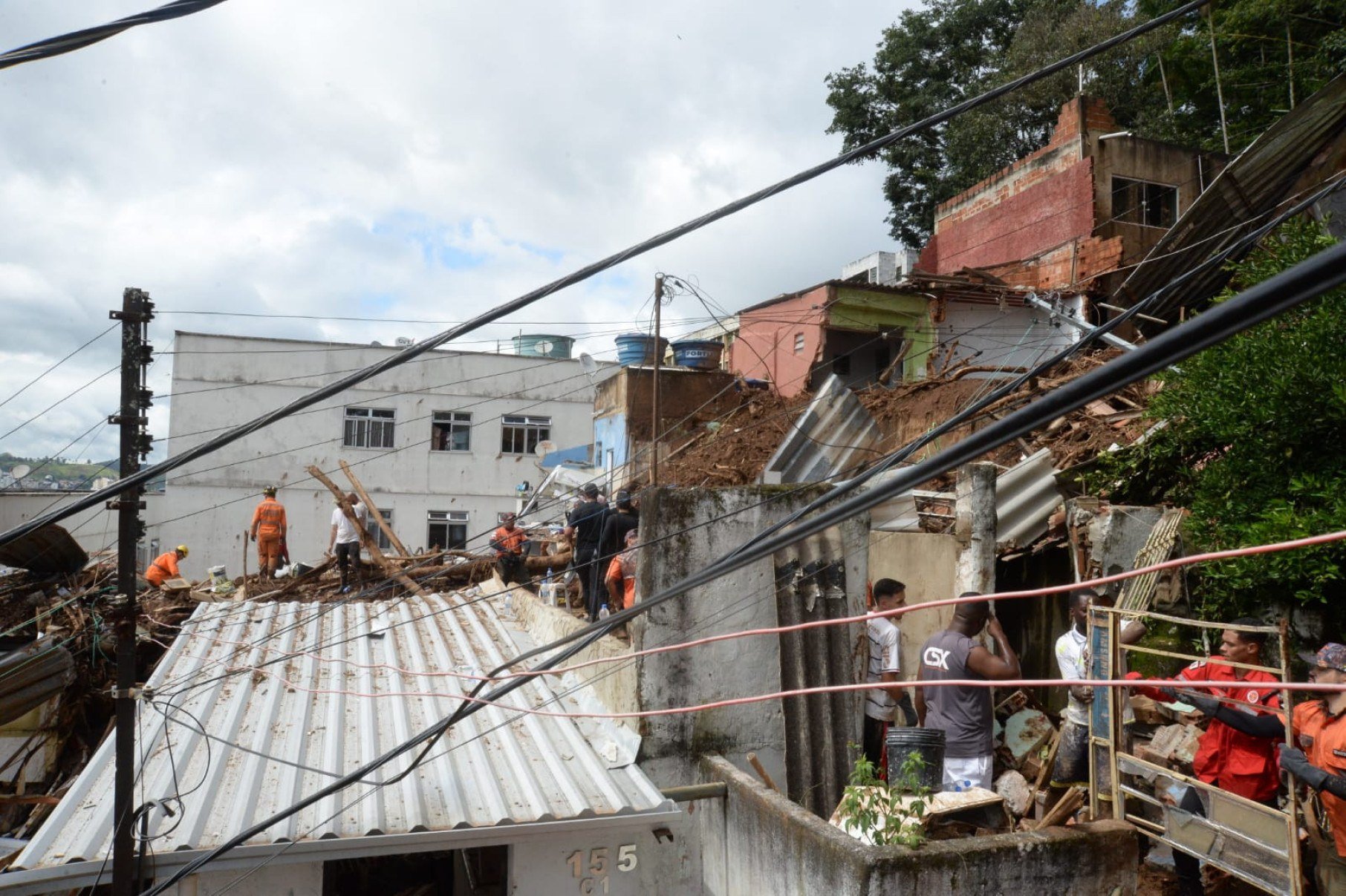 Um homem morreu no edifício de três andares que desabou