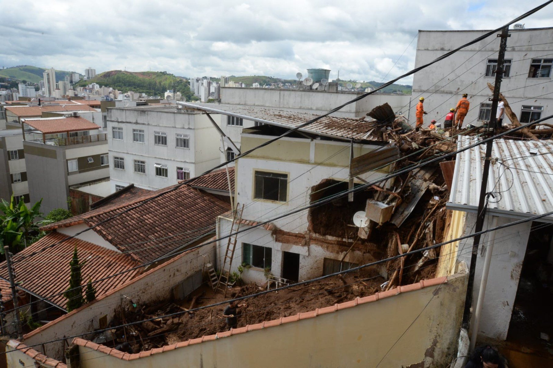 Um homem morreu no edifício de três andares que desabou