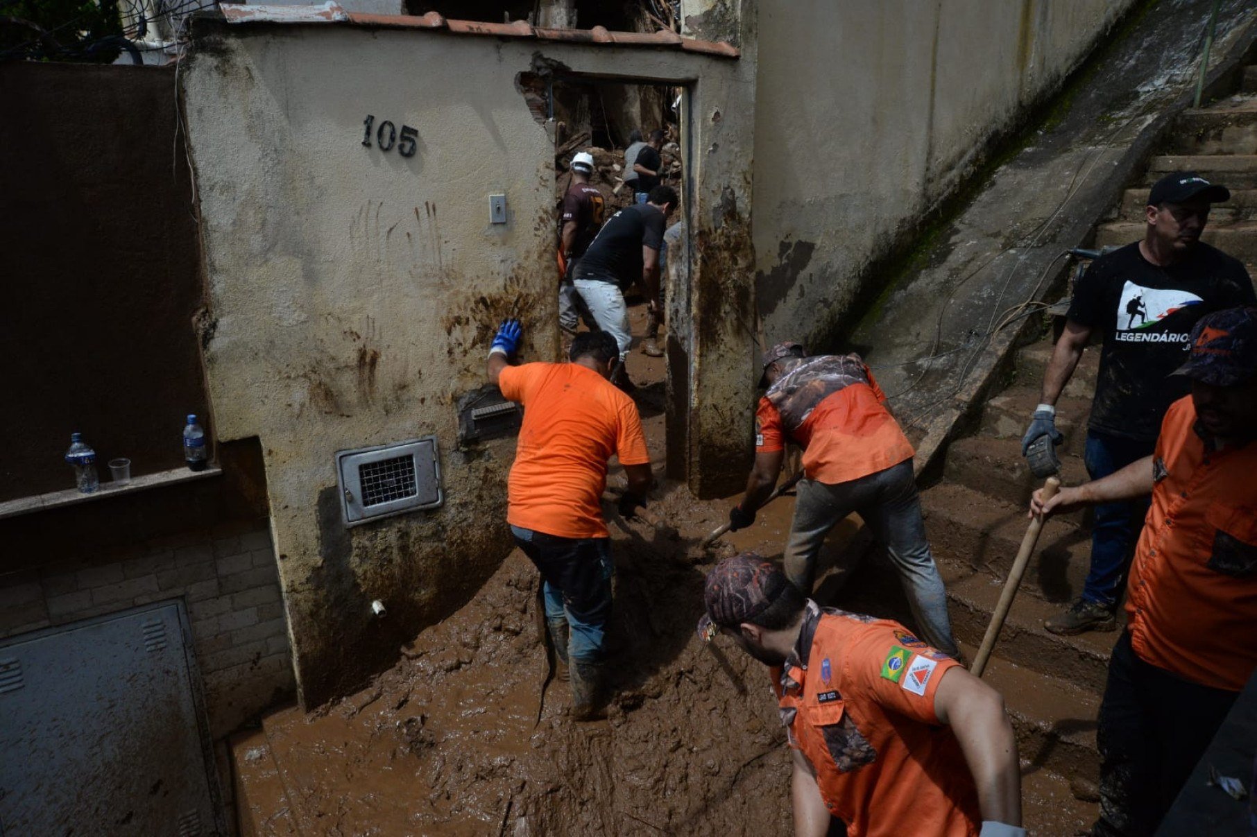 Cerca de 20 casas foram atingidas pela lama, pedras e toras de madeira das árvores arrancadas