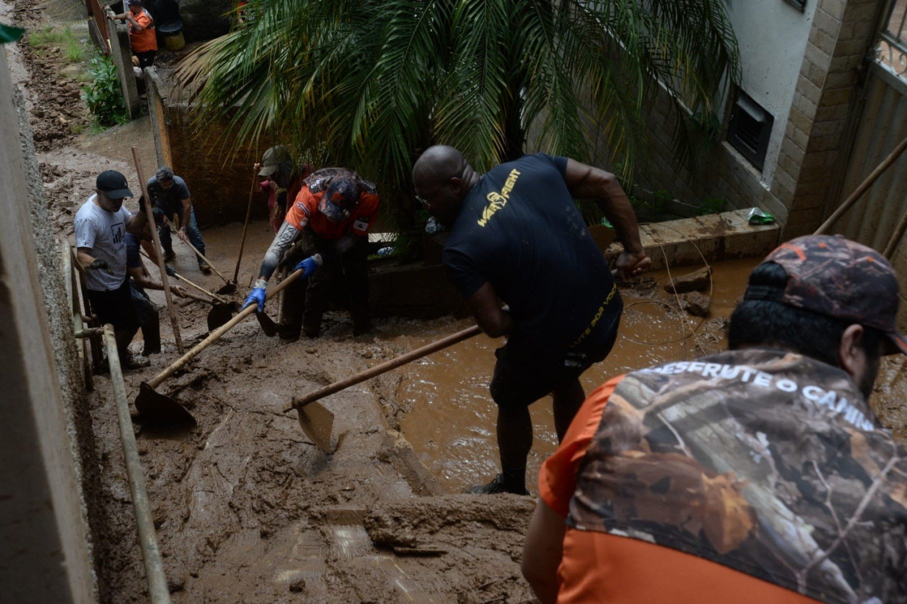 Cerca de 20 casas foram atingidas pela lama, pedras e toras de madeira das árvores arrancadas