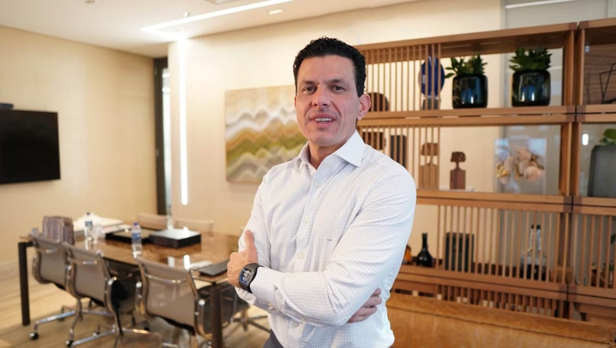 Nascido em Belo Horizonte, Lucas Kallas tem no escrit&oacute;rio um quadro de cedros libaneses, homenagem ao av&ocirc;, Farid