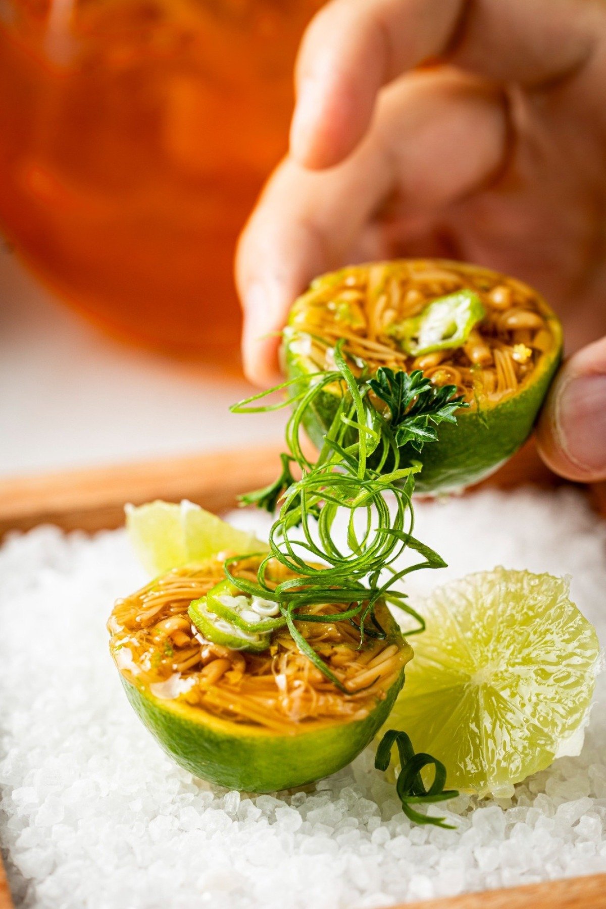 A conserva de micro cogumelos aparece no Mar&uacute; como recheio de meio lim&atilde;o, que &eacute; finalizado com rodelas de quiabo