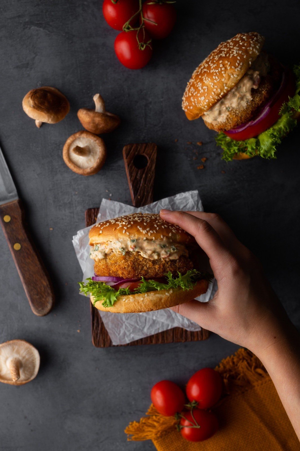 &Agrave; frente do perfil 'Veg com carinho', Laura Dicker compartilha receitas veganas como o hamb&uacute;rguer de shitake ou portobello