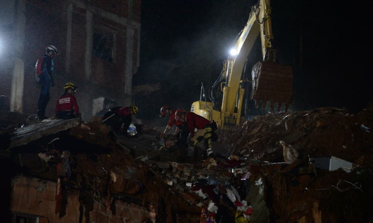 Buscas envolvem escavadeiras-Túlio Santos/EM/D.A.Press