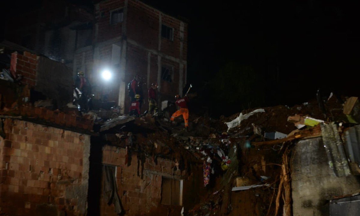 Equipes do Corpo de Bombeiros Militar de Minas Gerais  trabalham incessantemente no local -Túlio Santos/EM/D.A.Press