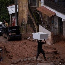 'Sua vida vale mais': com megafone, guarda de Juiz de Fora (MG) alerta quem insiste em ficar em área de risco - Eduardo Anizelli/Folhapress