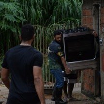 Moradores de área de risco retiram pertences de casas em Juiz de Fora - Tulio Santos/EM/D.A.Press