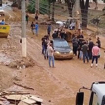 Ubá: moradores protestam contra gravação de Nikolas em rua alagada - Captura de imagens/ Redes sociais