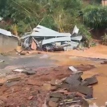 Reportagem flagra alicerces cedendo e evacuação às pressas em Juiz de Fora - Mateus Parreiras/EM/D.A Press