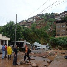 Casas desabam em Juiz de Fora na manhã desta quinta (26/02); veja fotos - Túlio Santos/EM/D.A Press