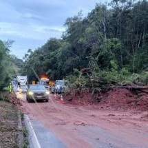 BR-040 é interditada depois de talude deslizar em Ewbank da Câmara - Reprodução/PRF 