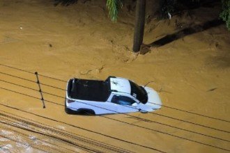 Rua alagada em Ubá (MG), na Zona da Mata -  (crédito: Redes sociais/Reprodução)