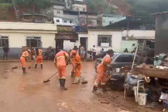 Garis começaram as limpezas nas vias nesta quinta-feira (26/2) em Juiz de Fora -  (crédito: Mateus Parreiras/EM/D.A Press)
