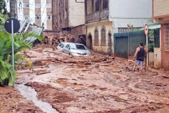 Desmoronamento de terra no Morro do Cristo atinge casas -  (crédito: Leonardo Costa/Tribuna de Minas)