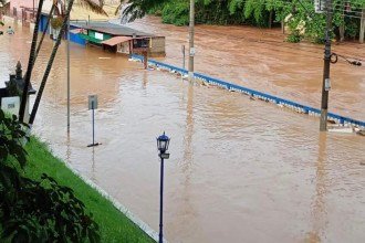Imagens divulgadas nas redes sociais mostram casas encobertas pela água -  (crédito: Reprodução/Redes Sociais)