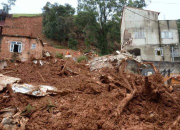 Corpos foram encontrados soterrados em escombros e lama provocados pelas fortes chuvas nos &uacute;ltimos dias em Juiz de Fora -  (crédito: Tulio Santos/EM/D.A Press)