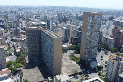 O Edif&iacute;cio JK, retratado em vista a&eacute;rea, um dos cart&otilde;es-postais de BH e &iacute;cone da arquitetura modernista brasileira. -  (crédito: Leandro Couri/ EM/ DA.Press)