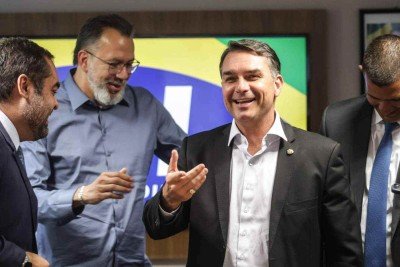 Flávio Bolsonaro anuncia apoio a Claudio Castro e Douglas Ruas na sede do PL, em Brasíla (DF) -  (crédito: Gabriela Biló/Folhapress)