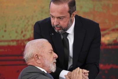  Bras..lia (DF), 25/10/2024 - O presidente Luiz In..cio Lula da Silva e o ministro de Minas e Energia, Alexandre Silveira, participam de cerim..nia de assinatura do novo acordo de repactua....o da repara....o dos danos da trag..dia de Mariana (MG). Foto: Marcelo Camargo/Ag..ncia Brasil
     -  (crédito:  Marcelo Camargo/Agência Brasil)