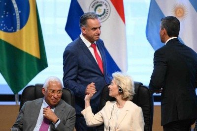 Presidente do Uruguai, Yamandu Orsi, e a presidente da Comissão Europeia, Ursula von der Leyen, apertam mãos em cerimônia de assinatura do acordo comercial entre a União Europeia e o Mercosul, em Assunção, em 17 de janeiro de 2026 -  (crédito: Foto por LUIS ROBAYO / AFP)