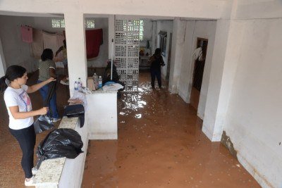 No bairro Jardim Natal, em Juiz de Fora, moradores come&ccedil;am os servi&ccedil;os de limpeza ap&oacute;s resid&ecirc;ncias serem tomadas pelas &aacute;guas -  (crédito: T&uacute;lio Santos/EM/D.A Press)