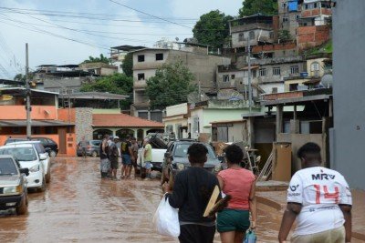 No bairro Jardim Natal, em Juiz de Fora, seis residências foram invadidas pela enchente. Pessoas limpam suas casas, removem móveis e utensílios, máquinas tentam desobstruir o leito do córrego que está repleto de destroços -  (crédito: Túlio Santos/EM/D.A Press)