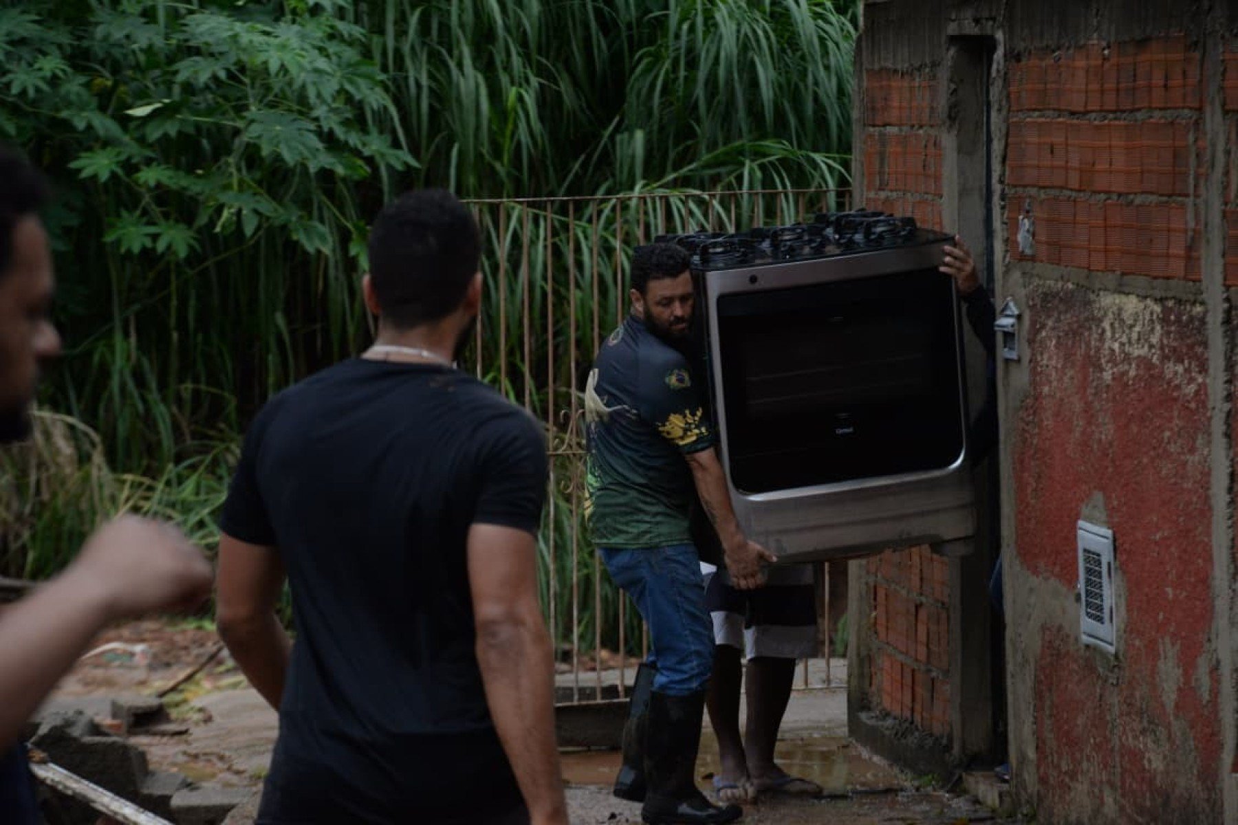 Moradores das áreas de risco tiram móveis e pertences dos imóveis à beira do Córrego Humaitá e nas áreas altas do bairro Jardim Natal-Tulio Santos/EM/D.A.Press
