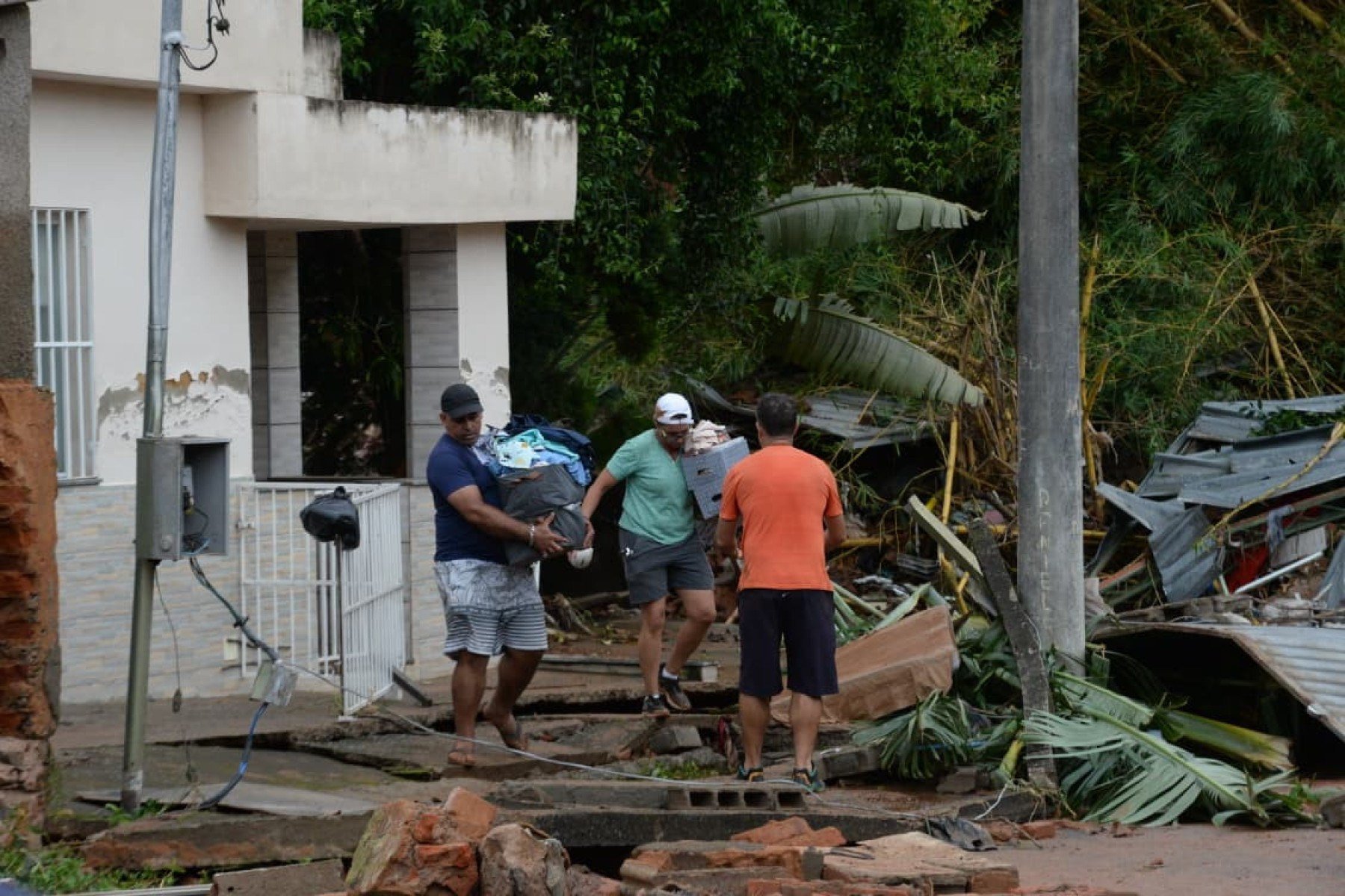 Moradores das áreas de risco tiram móveis e pertences dos imóveis à beira do Córrego Humaitá e nas áreas altas do bairro Jardim Natal