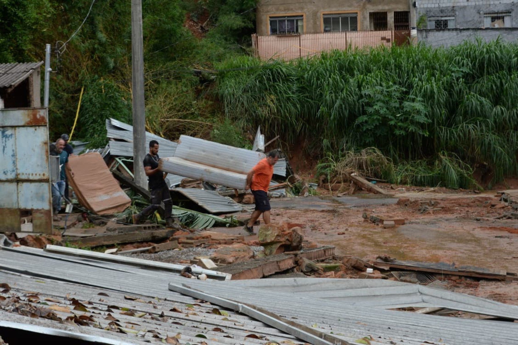 Moradores das áreas de risco tiram móveis e pertences dos imóveis à beira do Córrego Humaitá e nas áreas altas do bairro Jardim Natal