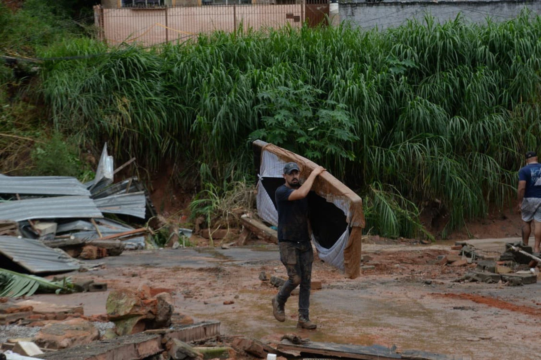 Moradores das áreas de risco tiram móveis e pertences dos imóveis à beira do Córrego Humaitá e nas áreas altas do bairro Jardim Natal