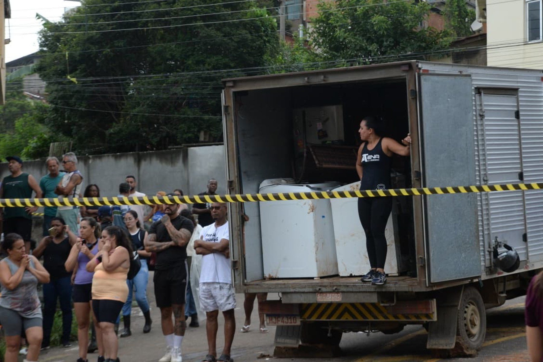 Moradores das áreas de risco tiram móveis e pertences dos imóveis à beira do Córrego Humaitá e nas áreas altas do bairro Jardim Natal