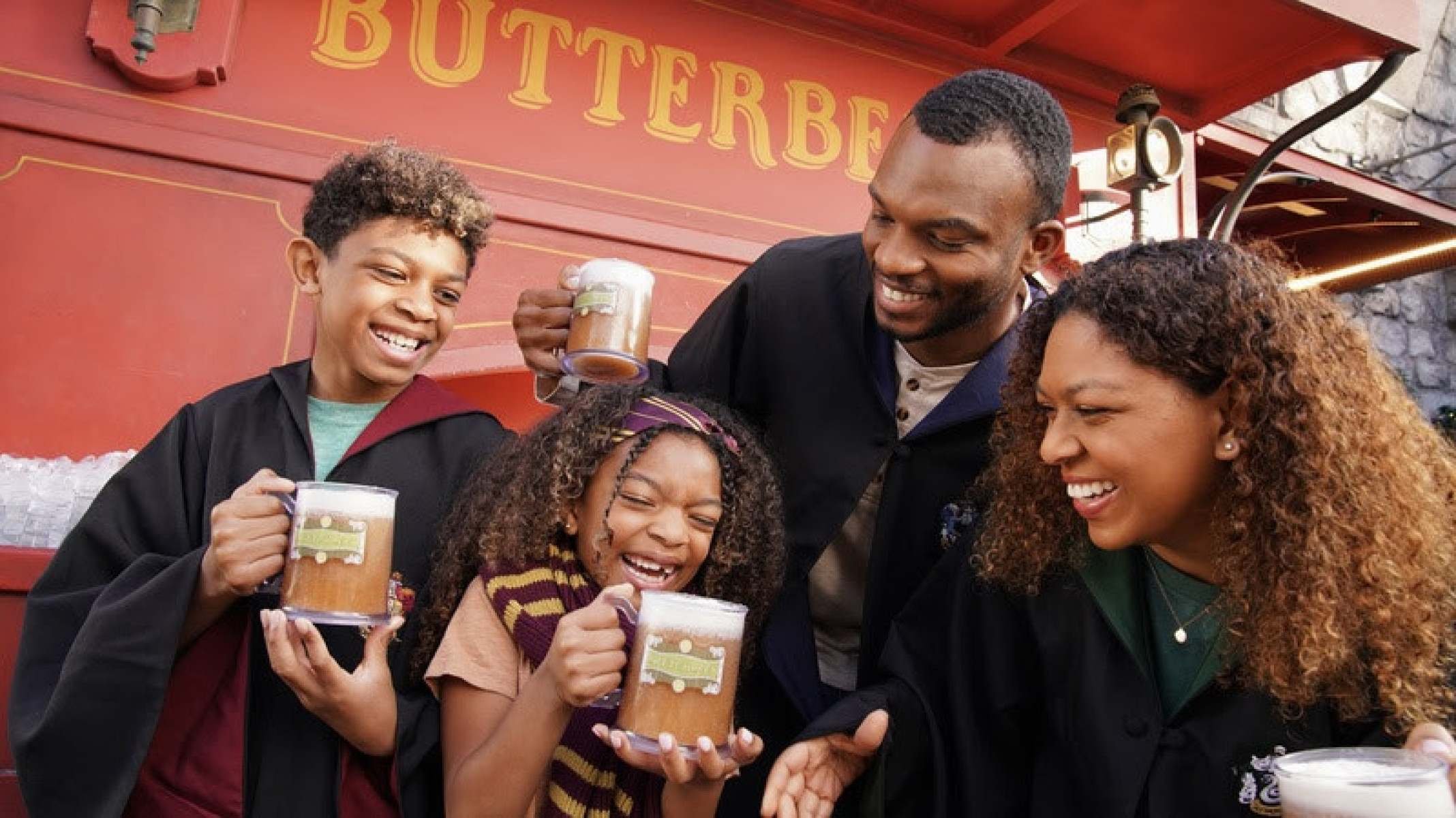 Temporada de Butterbeer: Universal celebra a icônica bebida de Harry Potter com novidades nos parques