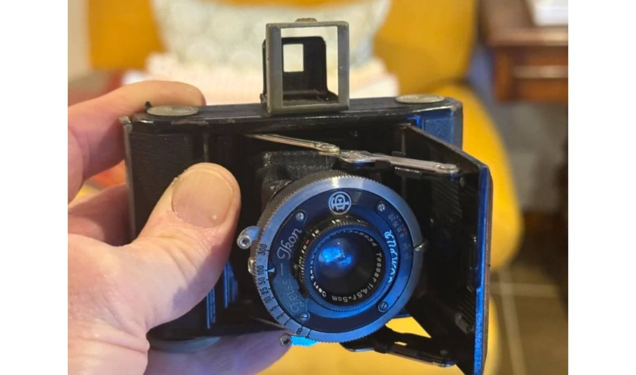 Câmera fotográfica vendida em um brechó na Inglaterra continha um filme não revelado de aproximadamente 70 anos com imagens de uma viagem de esqui a St. Moritz, na Suíça