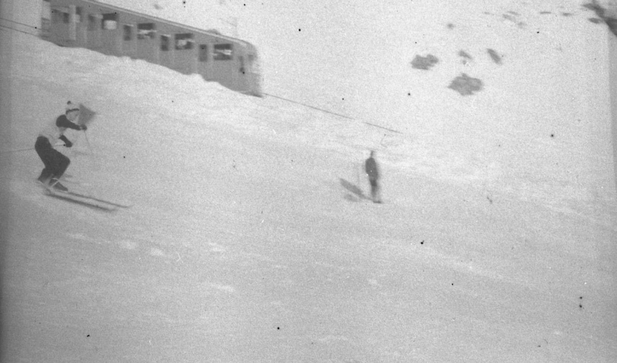  Ao levar a câmera para casa, o fotógrafo amador percebeu que havia um rolo de filme ainda não revelado em seu interior. 
