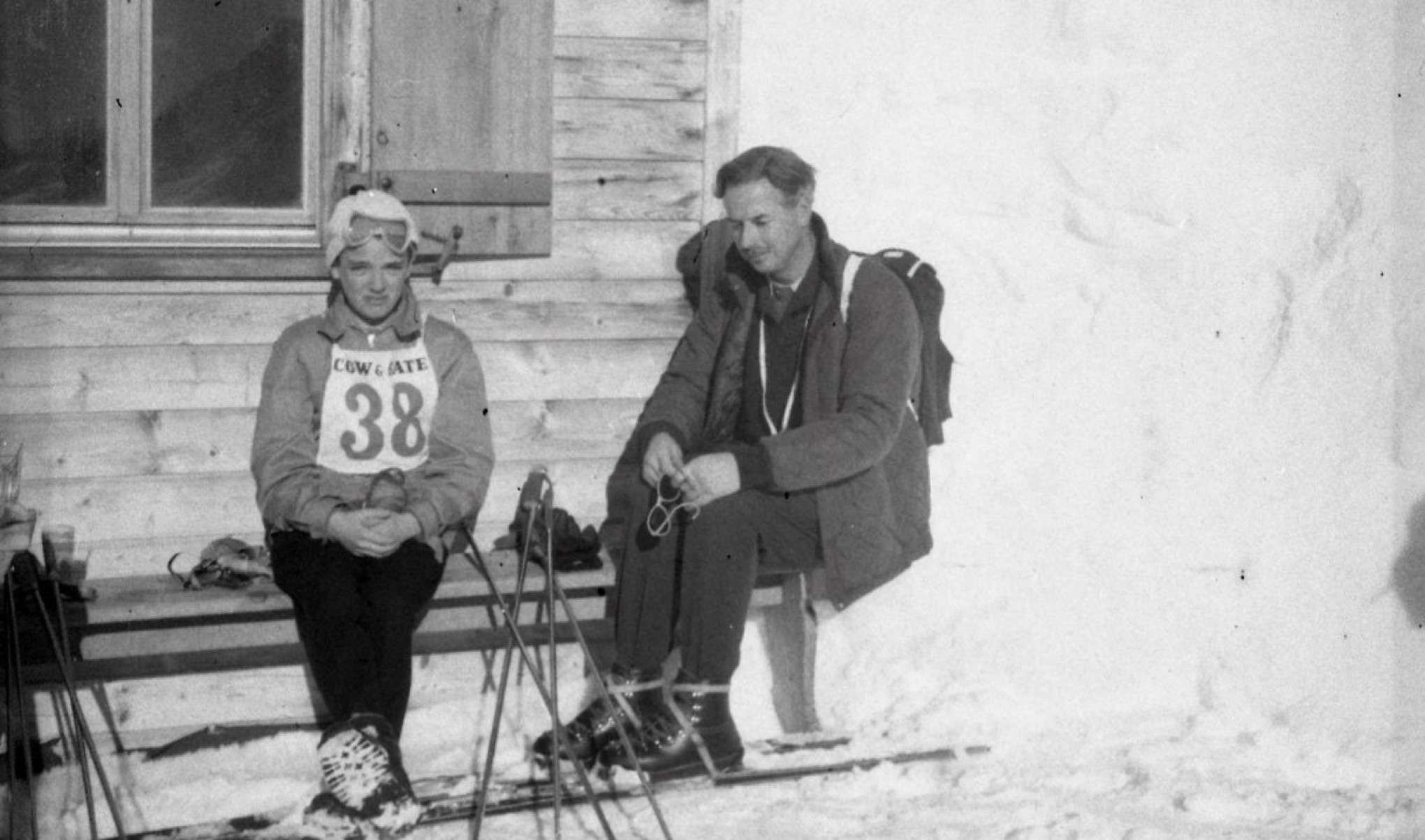 Uma das fotografias retrata uma mulher sorridente patinando no gelo em frente ao icônico Badrutt's Palace Hotel, inaugurado em 1896 e símbolo da região.
