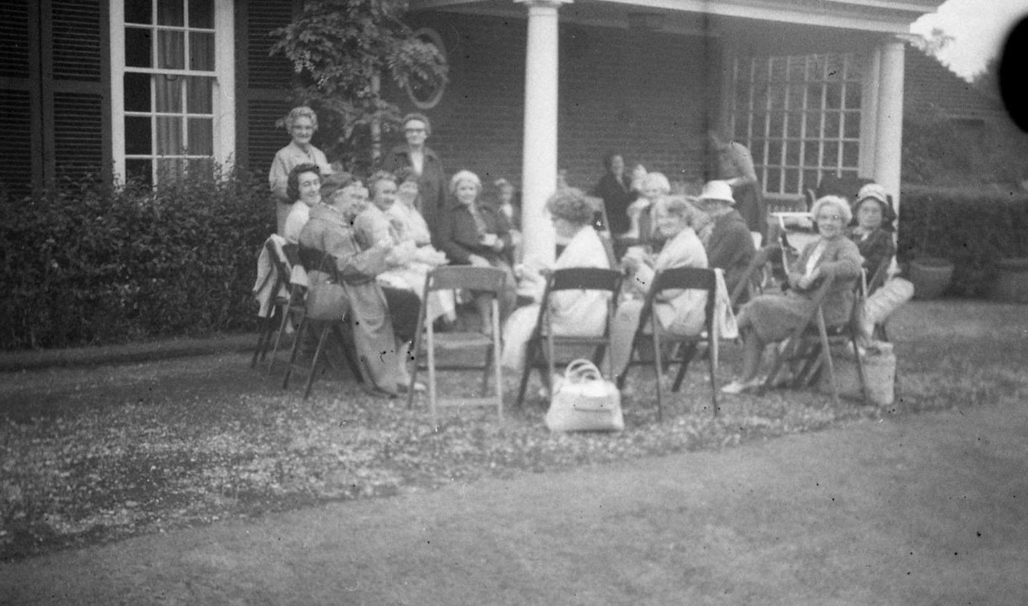 O tipo de filme usado era o Verichrome Pan 127, lançado em 1956. 