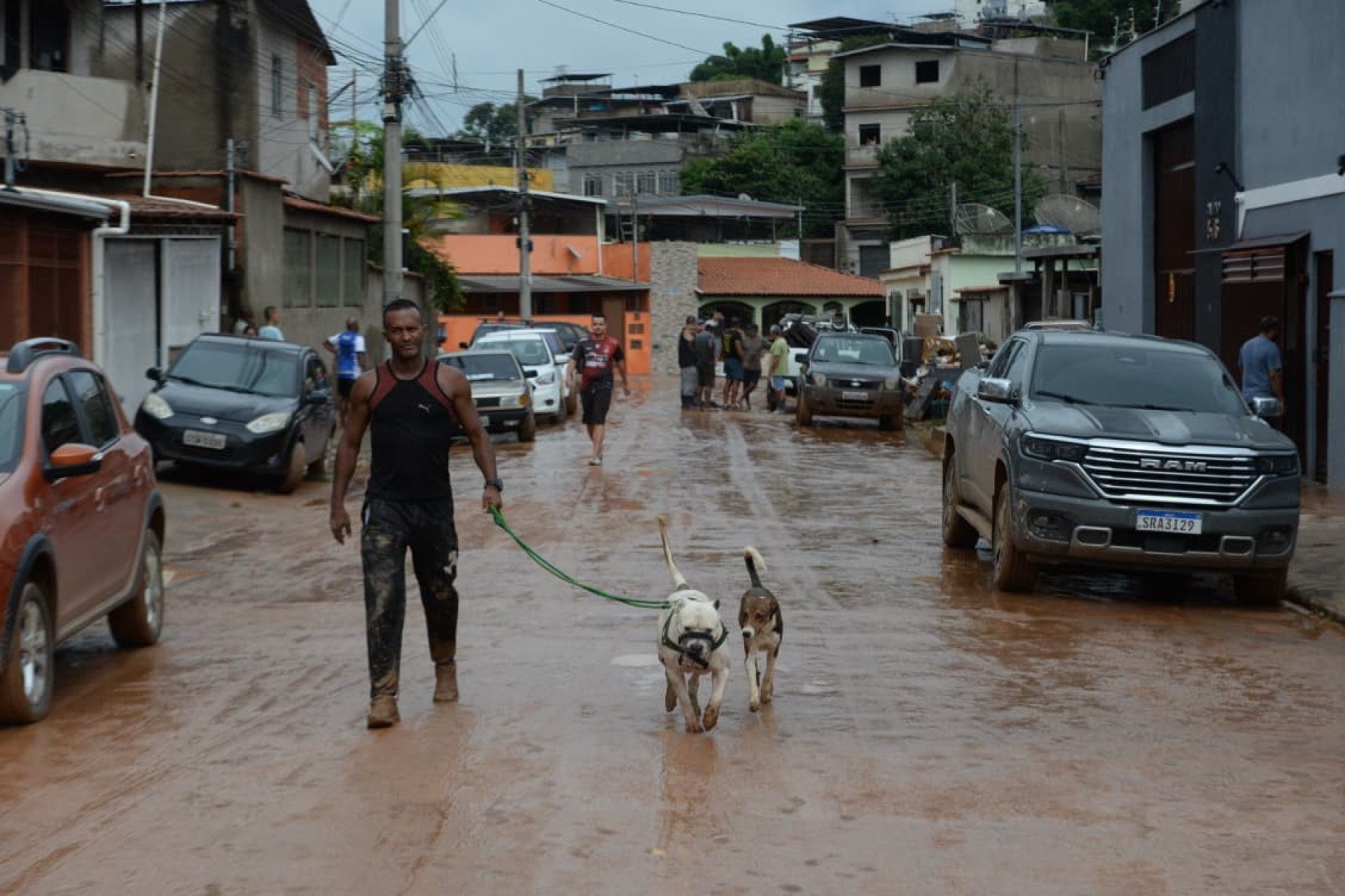 No bairro Jardim Natal, em Juiz de Fora, seis residências foram invadidas pela enchente. Pessoas limpam suas casas, removem móveis e utensílios, máquinas tentam desobstruir o leito do córrego que está repleto de destroços