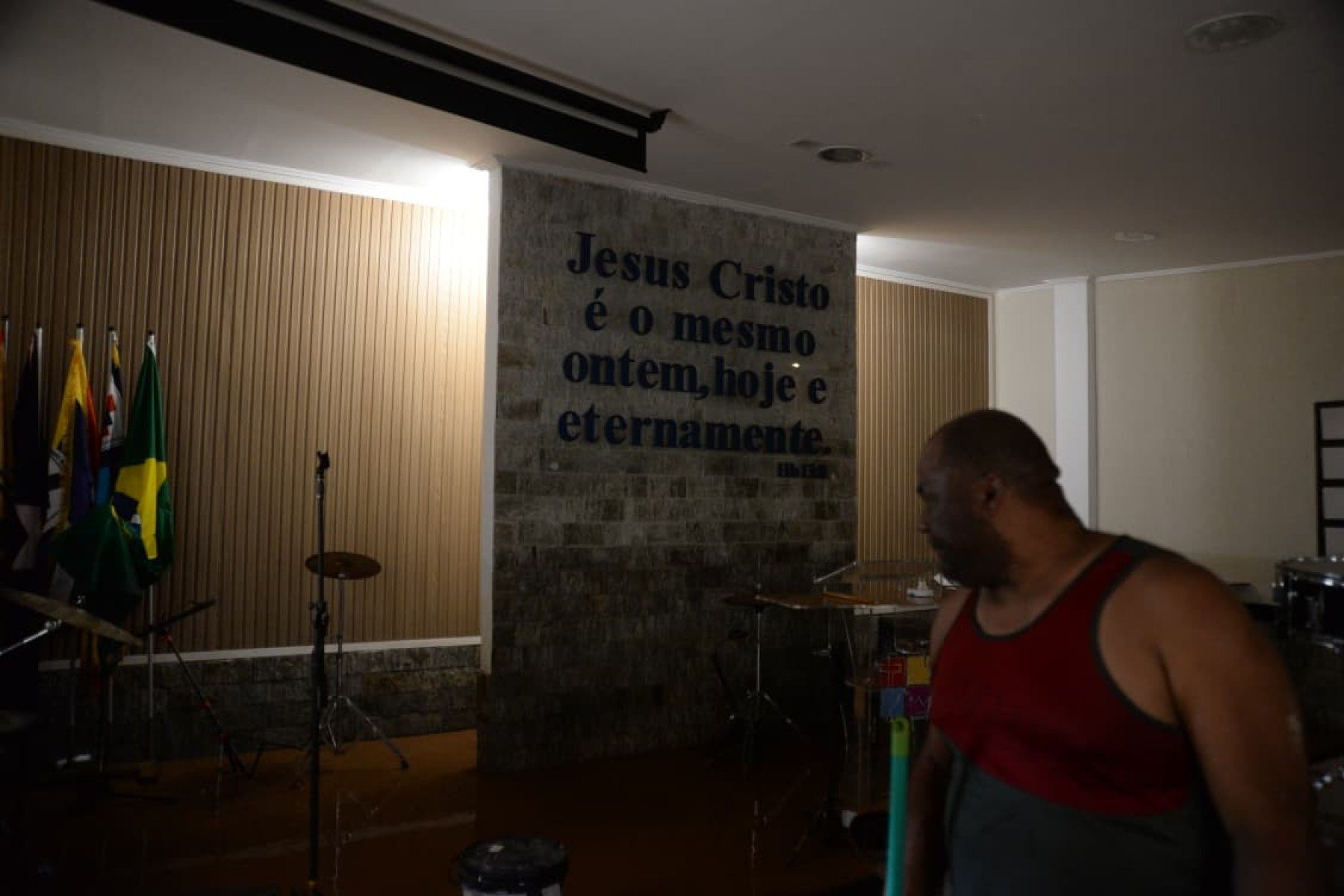 No bairro Jardim Natal, em Juiz de Fora, seis residências foram invadidas pela enchente. Pessoas limpam suas casas, removem móveis e utensílios, máquinas tentam desobstruir o leito do córrego que está repleto de destroços