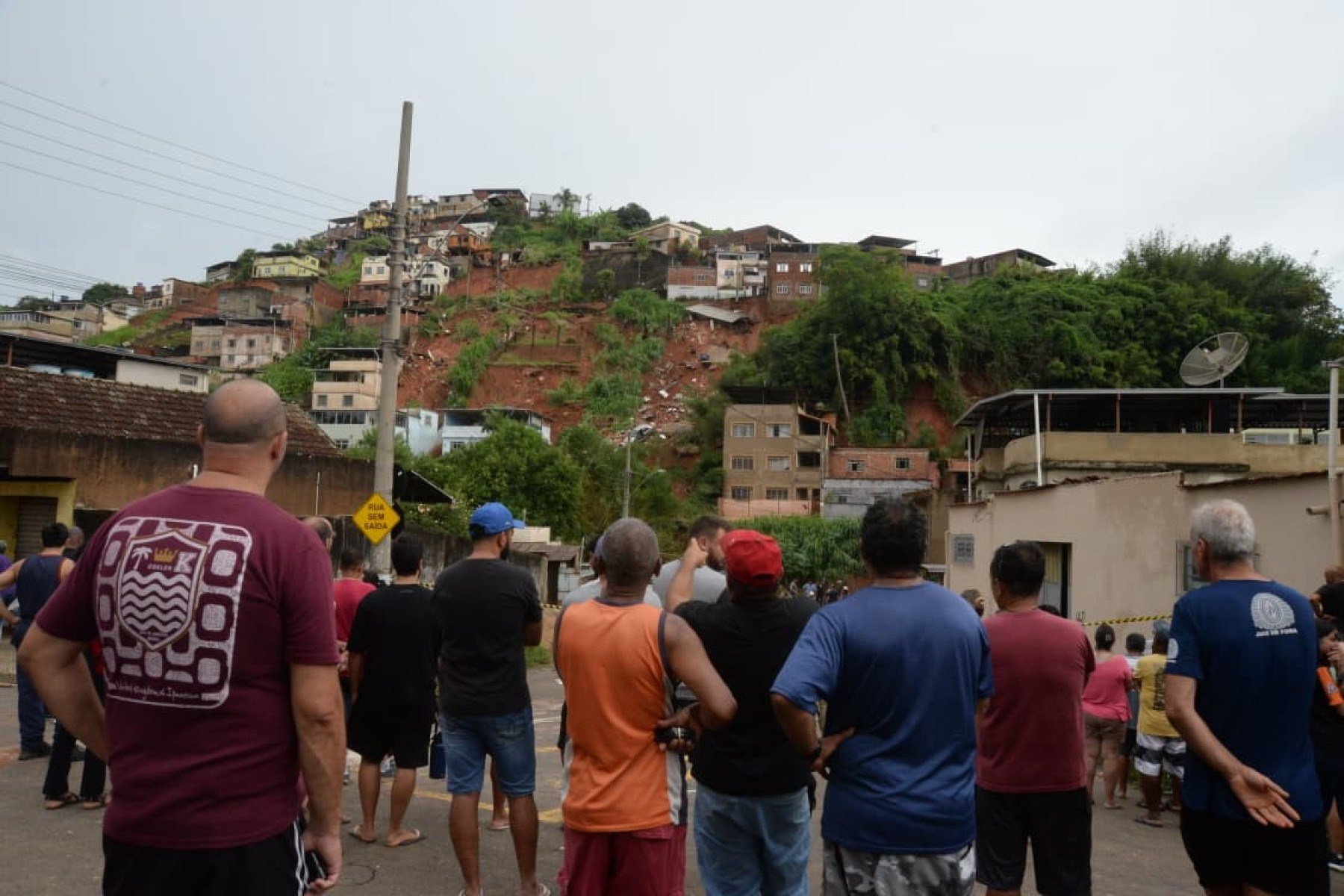 No bairro Jardim Natal, em Juiz de Fora, seis residências foram invadidas pela enchente. Pessoas limpam suas casas, removem móveis e utensílios, máquinas tentam desobstruir o leito do córrego que está repleto de destroços