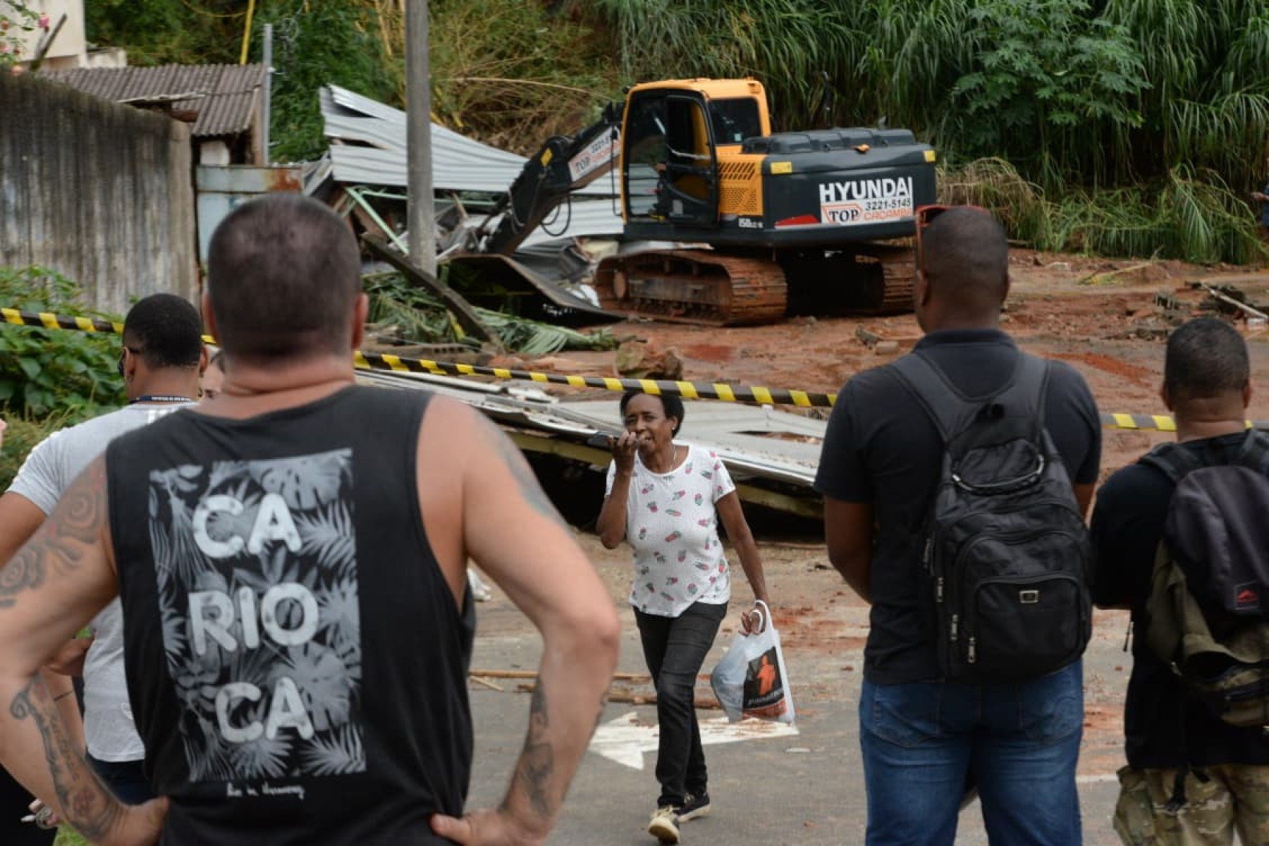 No bairro Jardim Natal, em Juiz de Fora, seis residências foram invadidas pela enchente. Pessoas limpam suas casas, removem móveis e utensílios, máquinas tentam desobstruir o leito do córrego que está repleto de destroços