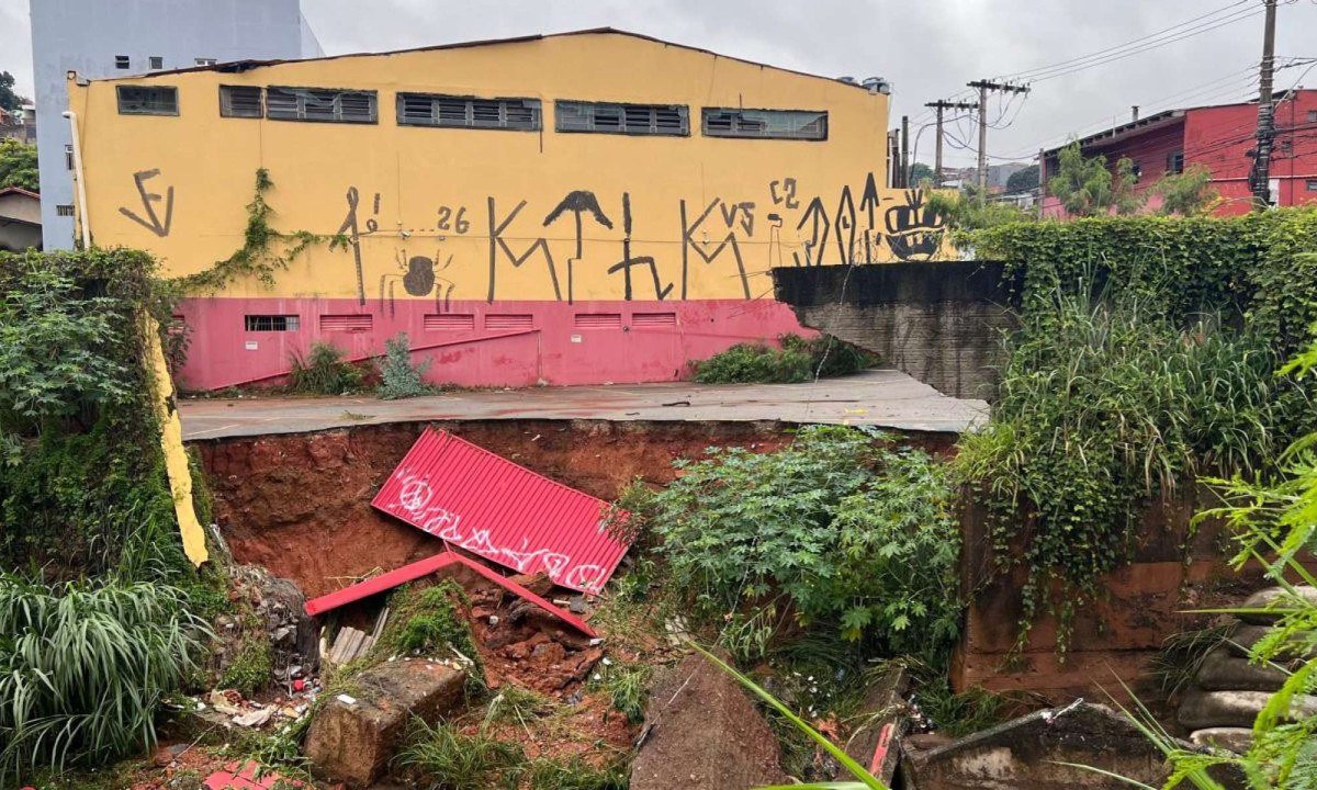 Crateras abertas na Avenida Agenor Nonato de Souza, umas das vias mais atingidas pelo temporal no Barreiro