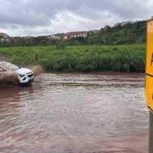 Vídeo: caminhoneiros mostram água na pista e buracos na BR-381 - Edésio Ferreira/EM/D.A.Press