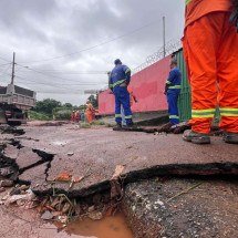 Portão de supermercado é arrastado pela enxurrada no Barreiro, em BH - Edésio Ferreira/EM/D.A.Press
