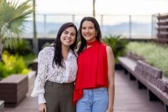Hematologista Anna Kariny com a paciente Letícia Freitas -  (crédito: Diogo Carvalho/FreePik)