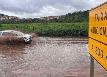 Caminhoneiros relatam pontos de alagamentos na BR-381 e pedem que motoristas tenham atenção -  (crédito: Edésio Ferreira/EM/D.A.Press)